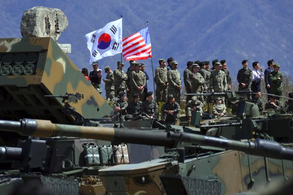 美國和韓國可能於2月10日草簽軍費分攤協定。韓國同意支付9.2億美元。圖為美韓軍事演習。