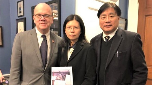 美國聯邦眾議員麥考文（左）於美國當地時間7日和李明哲妻子李凈瑜（中）、台灣關懷中國人權聯盟理事長楊憲宏（右）見面。