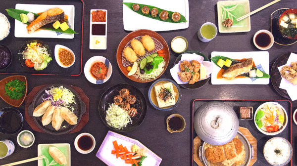 日本料理最大的特点之一是口味清谈，且餐餐有鱼。