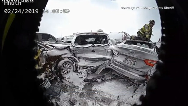 美康州史上最惨烈车祸 131辆车变废铁 女惊呼“救我！”