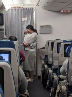 帶娃上飛機這位媽媽的暖心舉動感動乘客(組圖)