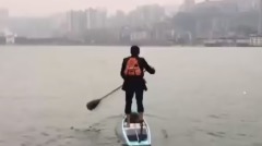 穿西裝駕「一葉扁舟」中國男子奇特通勤(圖)