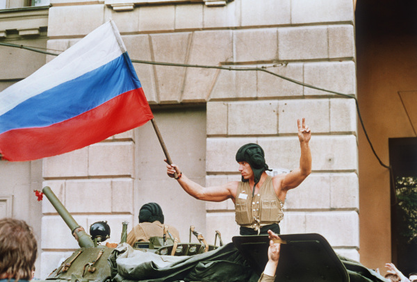 1991年8月21日，一名士兵在坦克頂部揮動俄羅斯國旗。