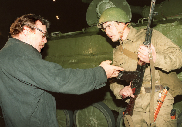 1991年8月20日晚，一名民主示威者，他是真男儿，劝阻一名苏联士兵不要向同胞开枪。