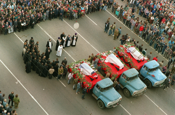1991年8月24日，卡车运送政变期间遇难的三名遇难者遗体。