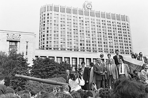 俄羅斯總統葉利欽在819政變中，在白宮外面的坦克上演講。