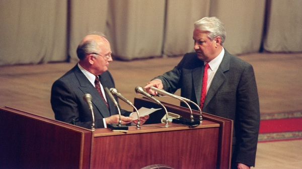 1991年8月23日，俄羅斯總統葉利欽在莫斯科向蘇聯總統戈爾巴喬夫示意，命令他閱讀蘇共死亡通知書。
