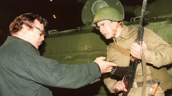 1991年8月20日晚，一名民主示威者，他是真男兒，勸阻一名蘇聯士兵不要向同胞開槍。