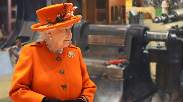 女王造访了科学博物馆，并利用该馆馆内的平板电脑iPad发文。