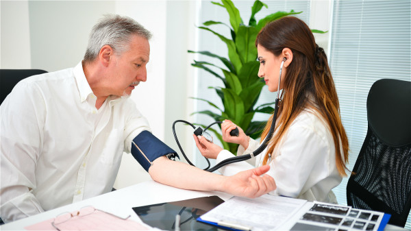 高血壓患者應堅持定期測量血壓，將血壓控制在一個合理的水平。