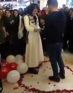 伊朗情侶當眾求婚被捕警方稱危害道德(圖視頻)
