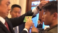 新疆人大會議一結束記者突遭暴力搶奪採訪證(視頻圖)