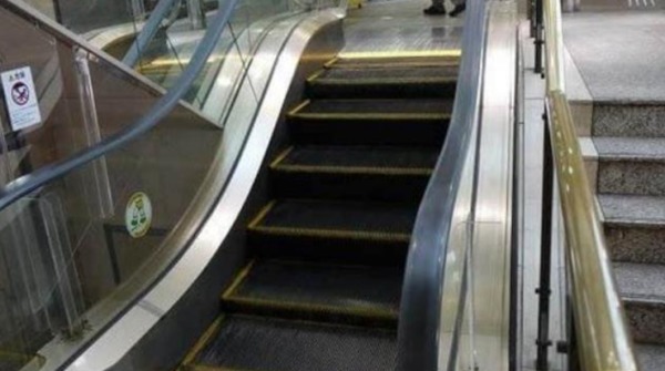 日本奇葩电梯只有5层台阶 没走路快 建造原因让人直呼有人性