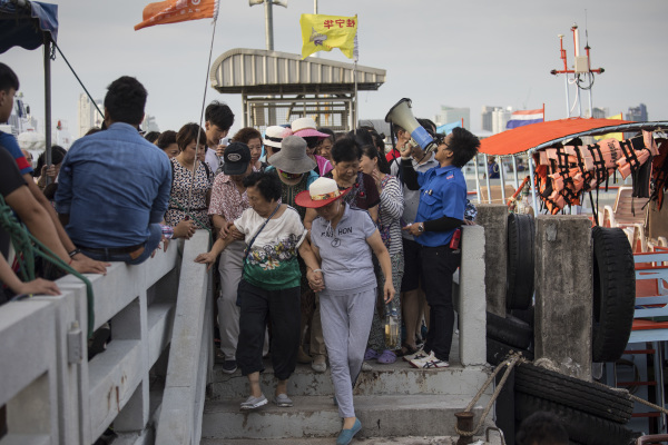2017年7月29日，中国游客在导游的引导下登上泰国芭达亚的游船。