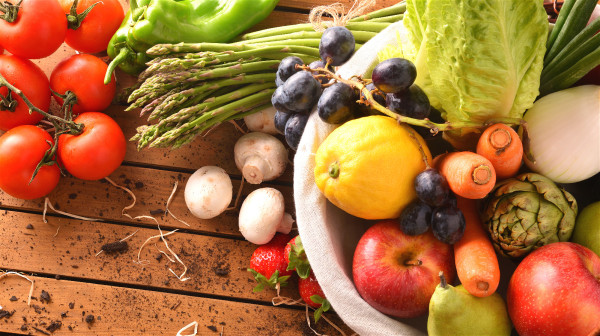 增加食用新鮮蔬菜、水果，有助於預防乳腺癌。