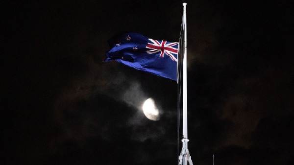 2019年3月15日，槍擊事件後，紐西蘭惠靈頓國會大廈前降半旗致哀。