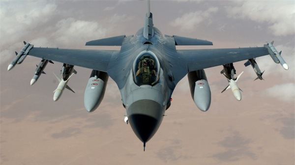 美媒报导，美国政府最近将向台湾出售数十架新型F-16V喷气式战斗机。图为F-16战斗机