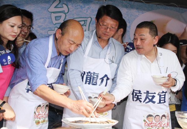 高雄市長韓國瑜（左二）、新北市長侯友宜（右一）為謝龍介（右二）輔選。