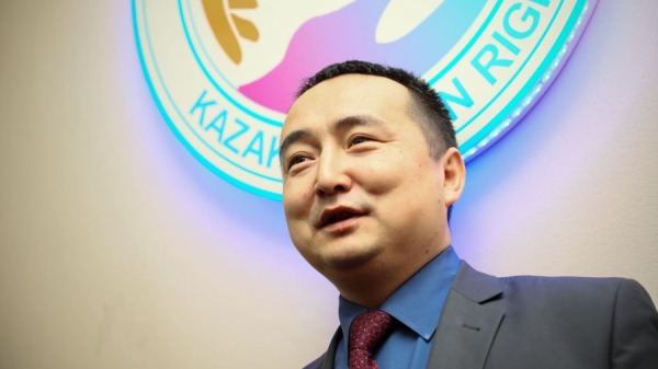 哈薩克人權組織「阿塔珠爾特志願者組織」（Atajurt Kazakh Human Rights）的創辦人賽爾克堅（Serikzhan Bilash）