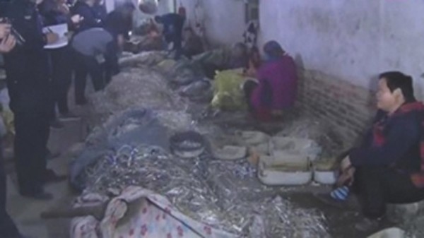 执法人员进入工厂内，发现几名中国大妈正徒手处理大批废旧针筒以及其他医疗垃圾。
