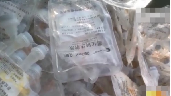 中国的黑心厂家竟然将医院用过的医疗垃圾制成了装食物或者蔬菜的塑料网袋、免洗性餐具，甚至是儿童玩具等！图为从医院回收的输液袋。