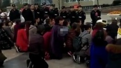 家長維權傳跳樓抗議成都名校霉變事件始末(組圖)