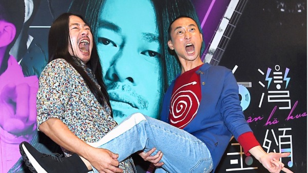 浩子（右）和乱弹阿翔一起主持公视台语音乐节目《台湾金颂》，虽然零默契，但会一起喝酒聊心事。