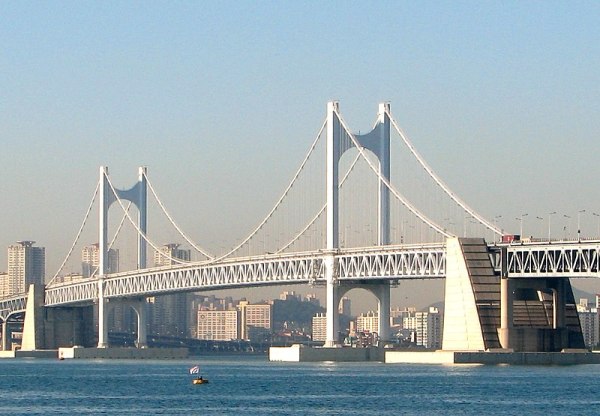 伏特加喝多了？俄船長撞上韓國大橋 掉頭就跑