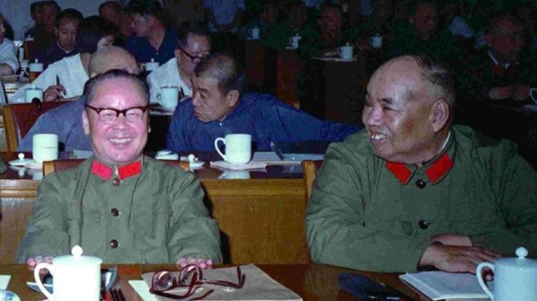 中共上将、原南京军区司令员许世友（右）至死都不肯去301医院治疗。