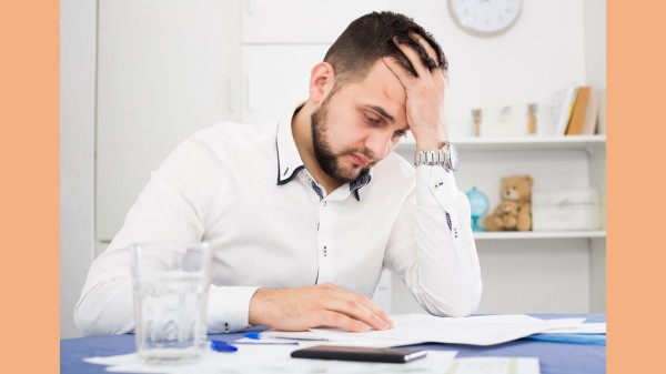 过度劳累或者是休息不好的时候，可能会引发脑梗塞的发生。