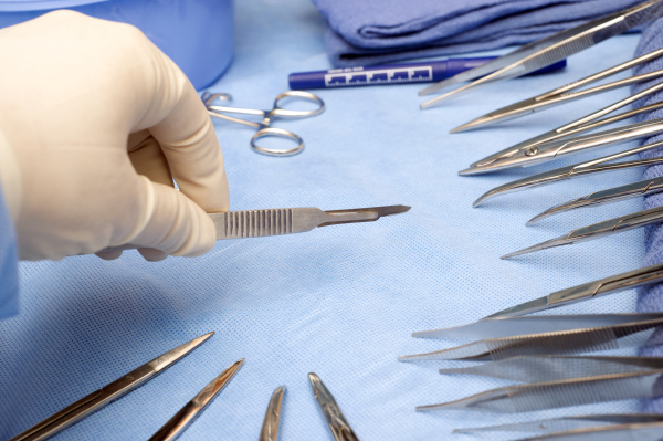 420不锈钢适合制作刀具，尤其是手术刀，可避免有些患者对镍过敏的情况。