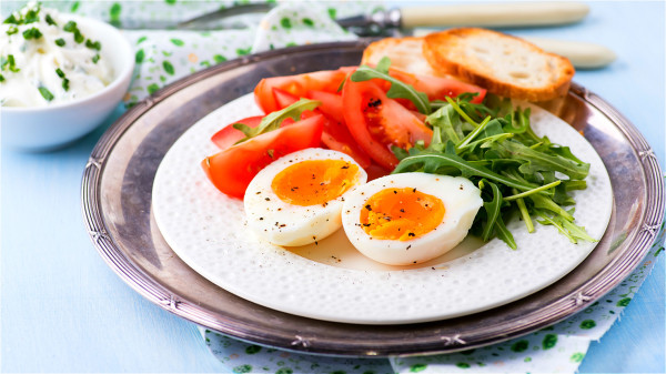 多吃鸡蛋有利于智力发育，改善记忆力。