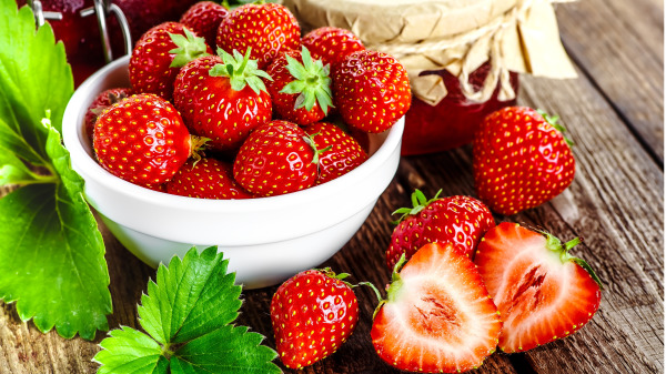 草莓的维生素含量很高，是一种有益心脏健康的浆果。