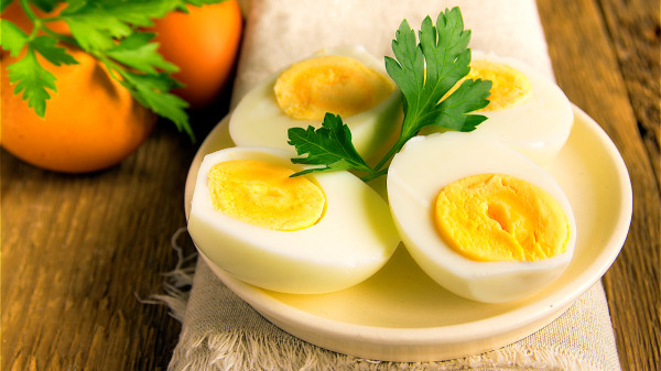 不要吃生雞蛋，生雞蛋中容易存在沙門氏菌等有害微生物。
