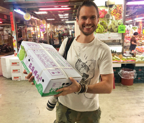 阿那什克维契在台北的滨江果菜市场买了一箱6公斤的释迦。