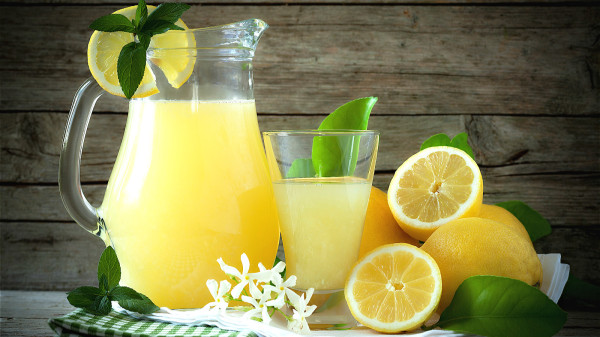 口苦症狀如果只是偶爾出現，可試試喝檸檬水或綠茶等