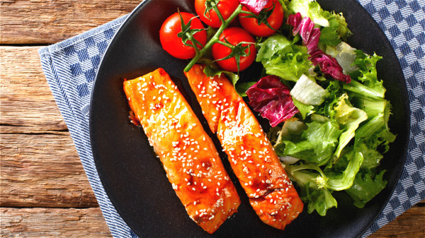 鲑鱼加上芝麻油一起吃，保护虾红素不易被氧化，更容易吸收较多的虾红素。