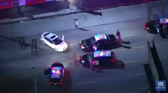 警匪高速追逐：嫌犯被攔下後竟跳起舞來(視頻)