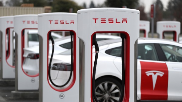 美國電動車和能源公司特斯拉於週六（9日）起訴加州地方政府越權，並違反聯邦和州政府的復工命令。（圖片來源：Justin Sullivan/Getty Images）