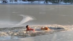 2狗困冰湖他赤膊救援回頭見暖心畫面(圖視頻)