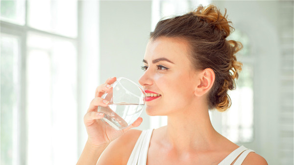 晨起一杯白开水，能补充体内水分，促进血液循环。