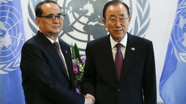 2015年10月1日，聯合國秘書長潘基文（右）於紐約舉行的年度大會期間，在聯合國與朝鮮外交部長李洙墉（左）握手