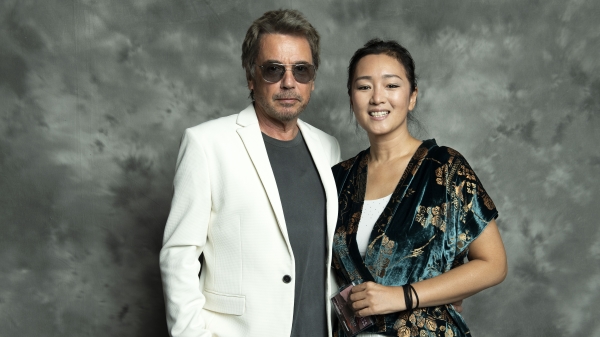 法國作曲家Jean-Michel Jarre（左）和女演員鞏俐在2018年COLCOA（天使之城）法國電影節開幕之夜，於2018年4月23日在洛杉磯美國劇院導演協會演出加州安吉利斯。