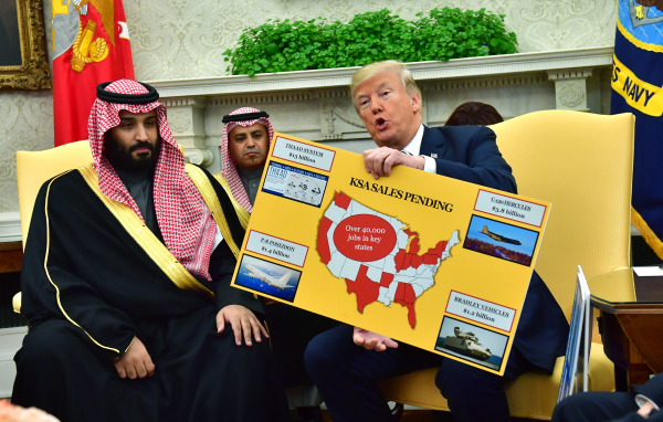 2018年3月20日，川普在白宫会见沙特阿拉伯王国王储，举起军事硬件销售图表。