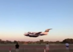 男子開飛機疑想撞死妻子結果撞向大樓機毀人亡