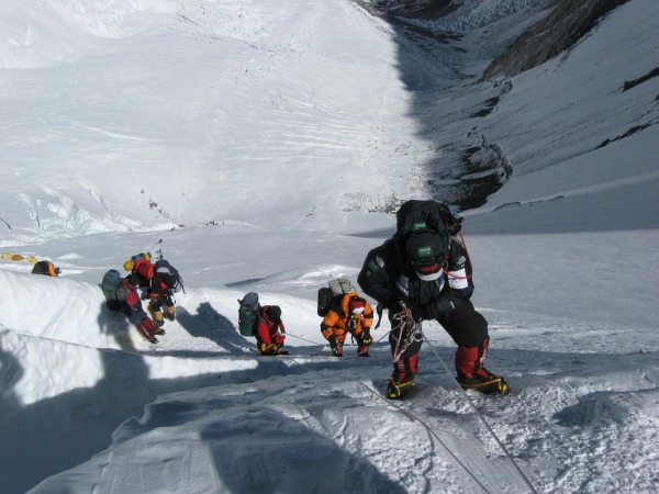 数百人排队登顶珠峰 拥堵不堪 3人当日丧生