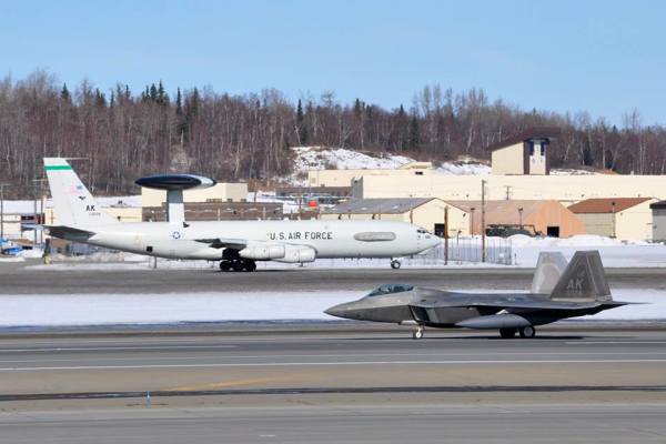 美国空军此次演习中，参与“大象漫步”的有24架F-22“猛禽”隐形战机、一架C-17全球霸王三型运输机和一架E-3哨兵式预警机。