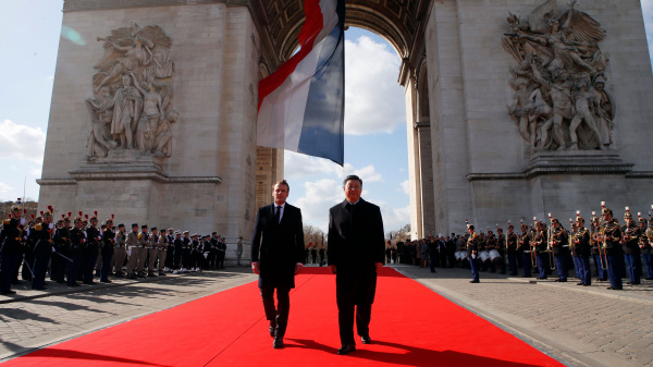 图为3月25日检阅仪仗队时，法国总统马克龙跟随习近平慢慢前行。 (FRANCOIS MORI/AFP/Getty Images)