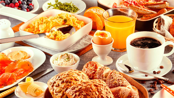 不吃早餐可能导血糖降低，导致大脑的运作受影响。