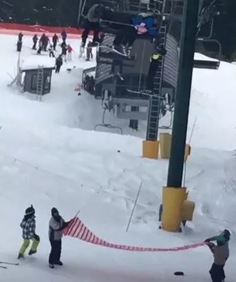 男孩从滑雪场吊车跌出！他们这个举动救了他